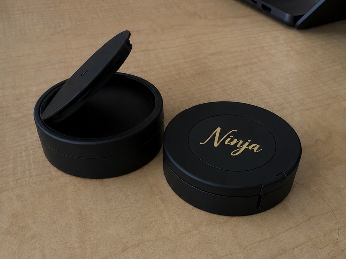 Black child-resistant pouch cans with gold lid print